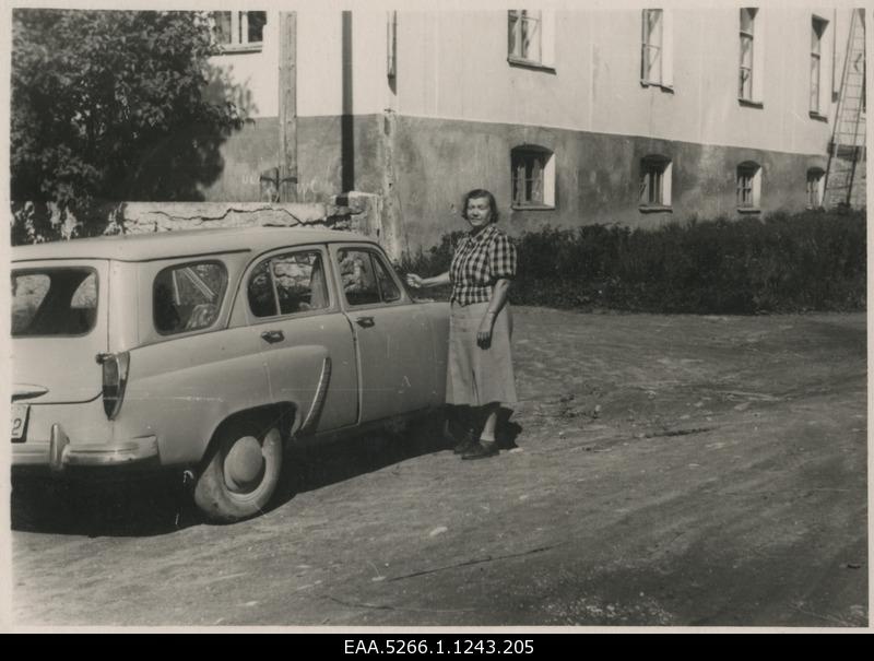Benita Labi passenger car in front of the Ingliste Manor