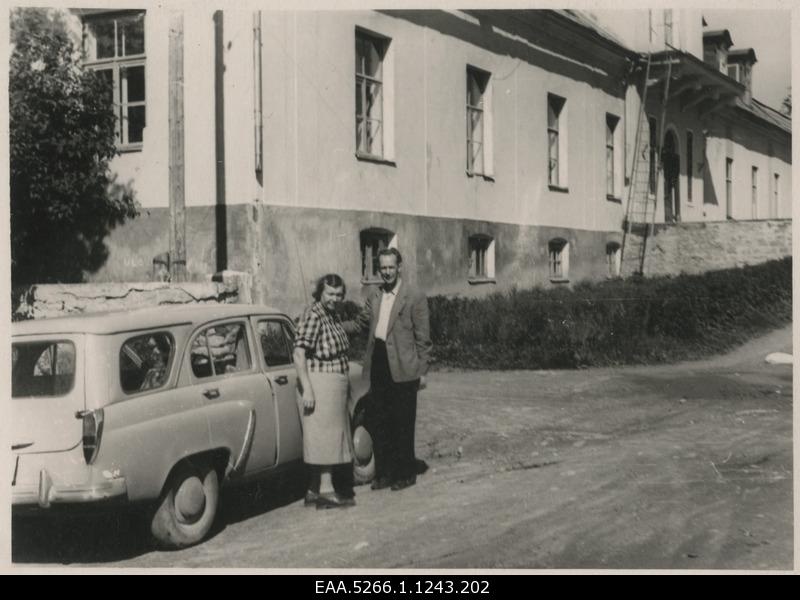 Benita Lab with an unidentified man in front of the Ingliste Manor