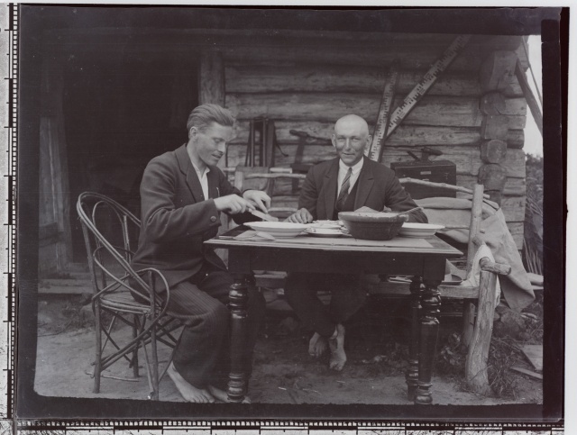 Paul Tamm (vasakul) ja hr. Vunder Mikuri talu õuel einestamas