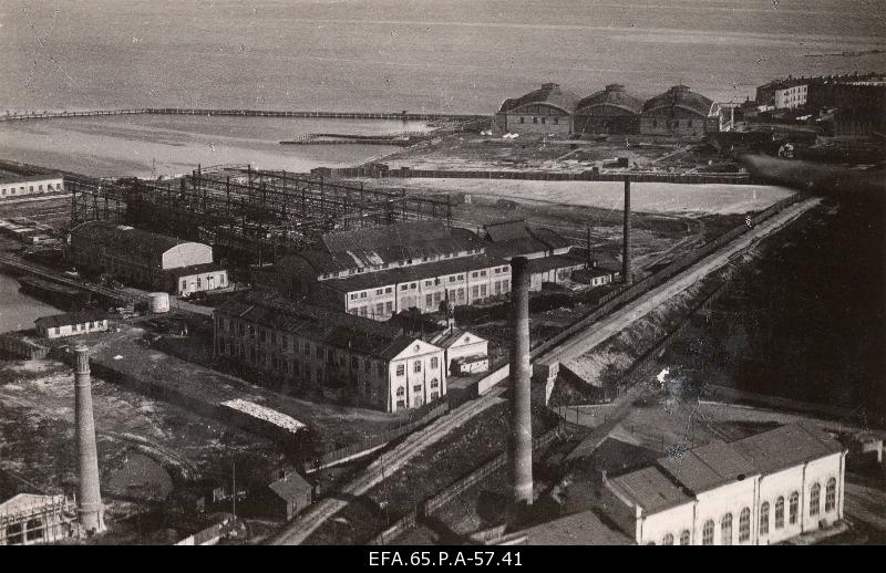 Aerofoto Peetri Laevatehas (former Noblessner Laevatehas) and water aircraft angaar (back schedule).