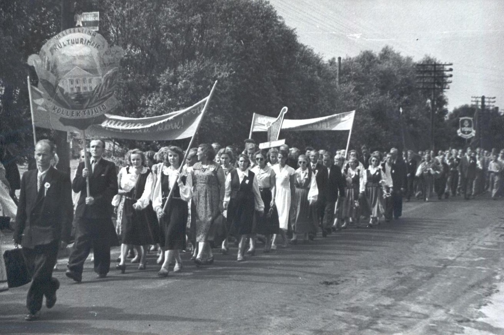 Foto.  Võru rajooni 1962.a. laulupeo rongkäik.