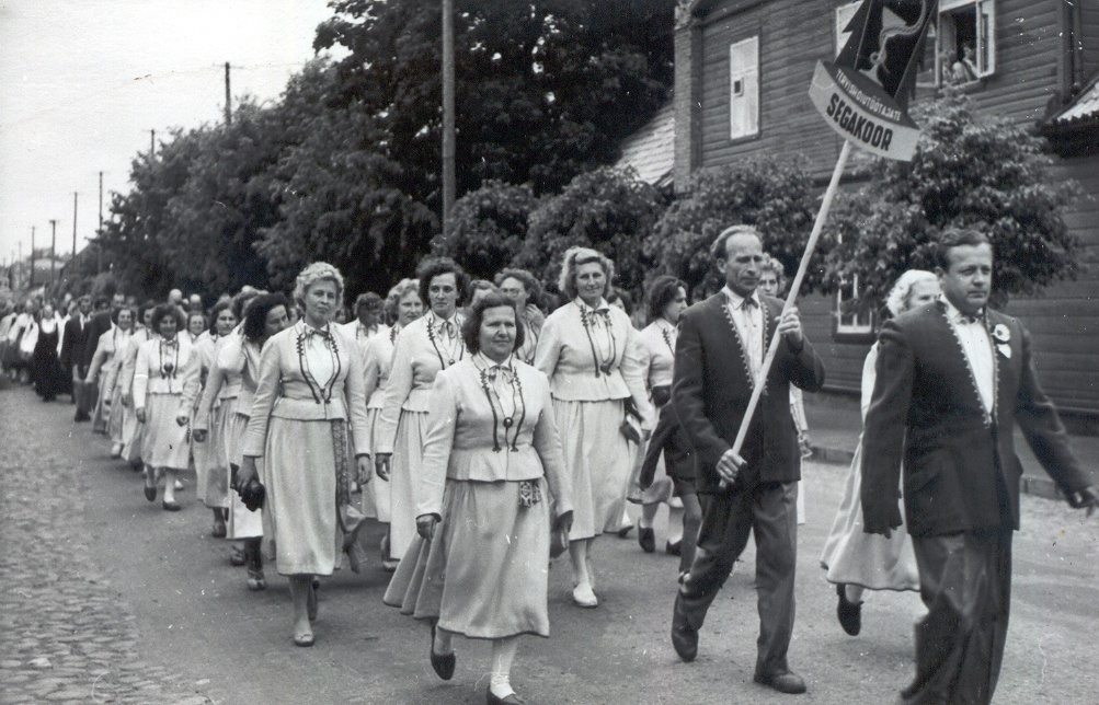 Foto. Võru Tervishoiutöötajate segakoor Võru rajooni 1962.a. laulupeo rongkäigus.