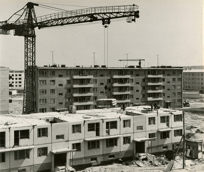 Mustamäe paneelelamu ehitus: kraana tõstmas trepimarsse püstakusse  similar photo