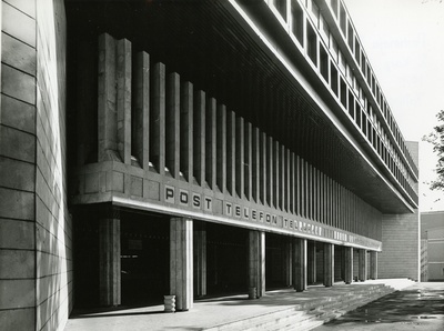 Post office, view of the entrance. Architects Raine Karp, Mati Raigna  duplicate photo