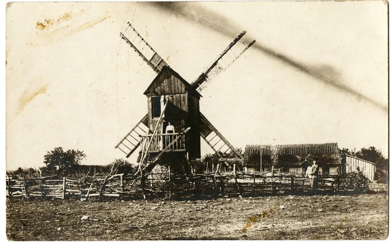 Saaremaa maastik tuuliku ja talu kõrvalhoonetega