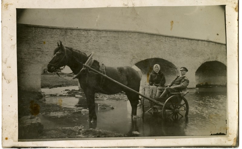 Lähivaade Suursillale, esiplaanil mees ja naine hobuvankriga