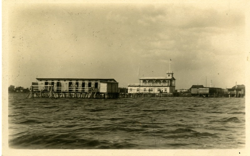 Kuressaare rand: esiplaanil ujula riietusruumid, taamal SMS-i jahtklubi hoone