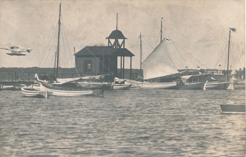 Foto. Haapsalu jahtklubi paadisild ja vesilennuk. 1923.
