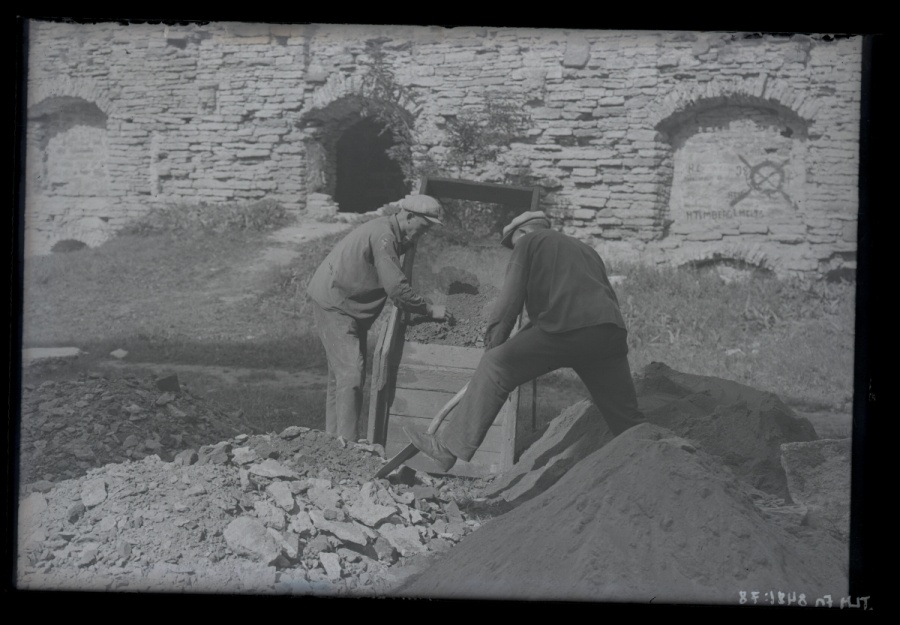 Arheoloogilised kaevamised Pirita kloostrikiriku peaaltari kohal.