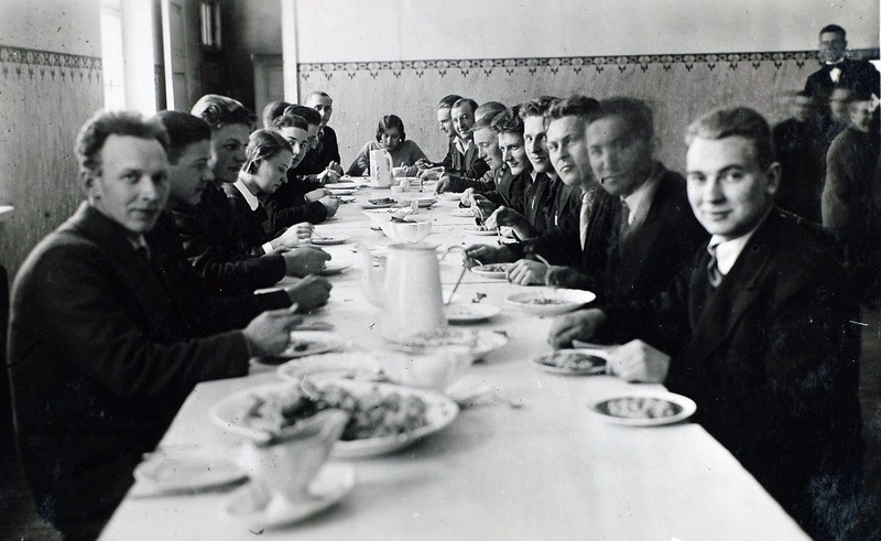 Vahi Aiandus-Mesinduskool 1933-1935. Söögisaalis