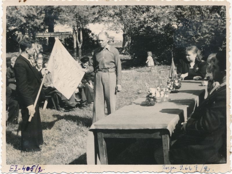 Foto. Juri Nazarovi kogu. Rändpunalipu annab üle L. Nazarov Taebla MTJ parima brigaadi brigadirile, Taeblas, 1951 suvi