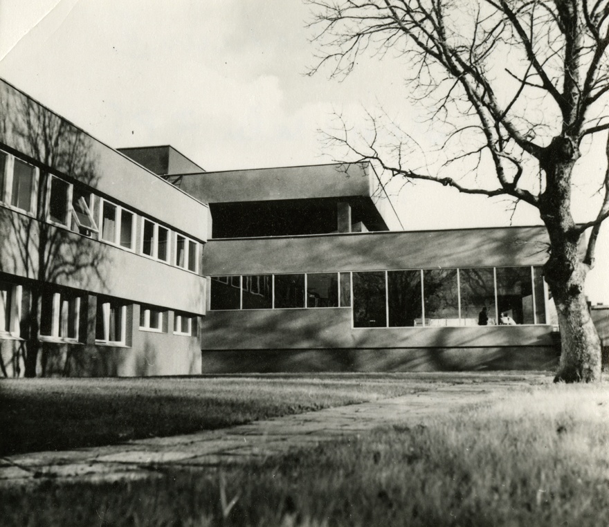 Haldushoone Taeblas, vaade hoone osale nurgalt. Arhitekt Arvi Aasmaa