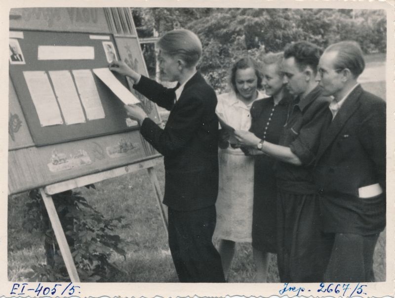 Foto. Juri Nazarovi kogu. Taebla MTJ parimale brigaadile pühendatud seinalehe kujundamine. 1951 suvi.