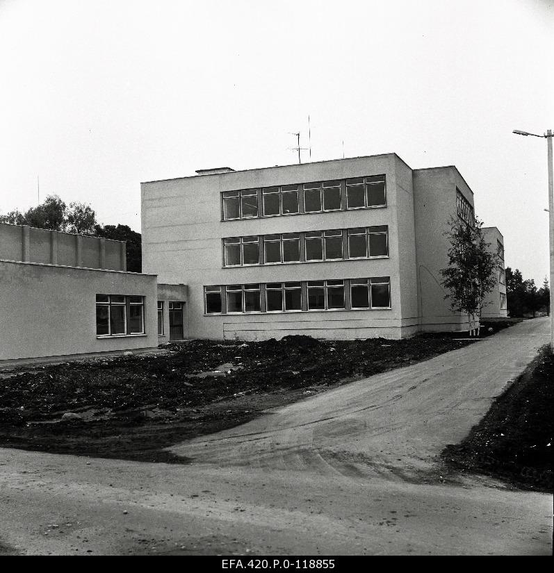 View of the building of the Taebla Secondary School from the side of the Ääsmäe-Rohuküla highway.