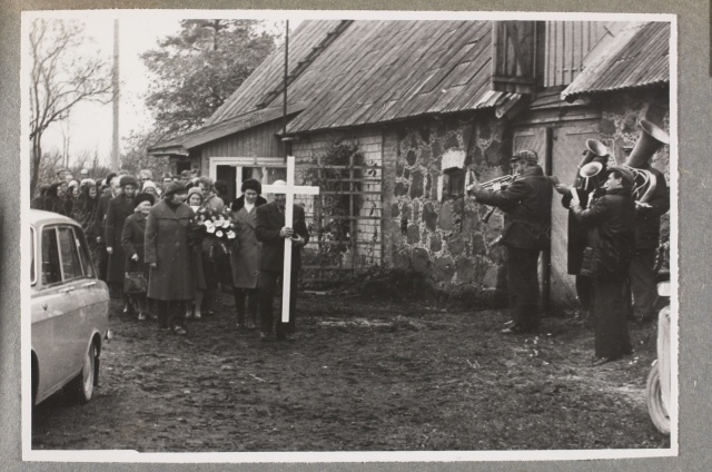 Matuserongkäik hoone ees