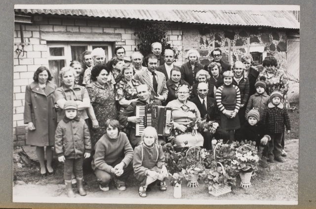 Marie ja Artur Kullerkupp oma 50. pulma-aastapäeval Tuudil koos külalistega