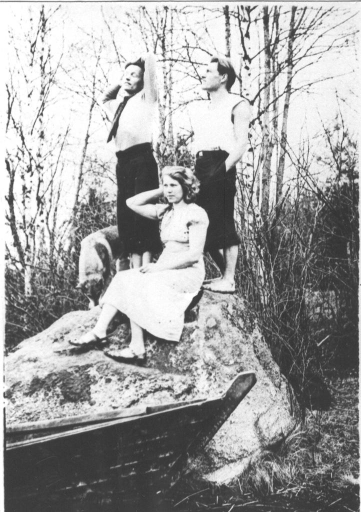 Foto. Rudolf, Harry ja Hermiine Kriisa  Püvil koeraga   1938.a. suvel.