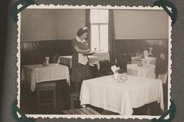 Ettekandja kondiitritoodete näitusel Haapsalu kultuurimajas