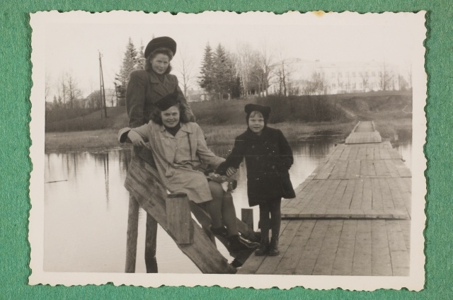 Kaks naist ja väike tüdruk Suure-Jaanis sillal poseerimas