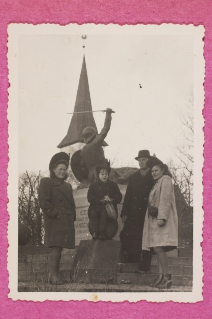 Linda Petti seltskonnaga Suure-Jaanis Vabadussõja mälestussamba juures