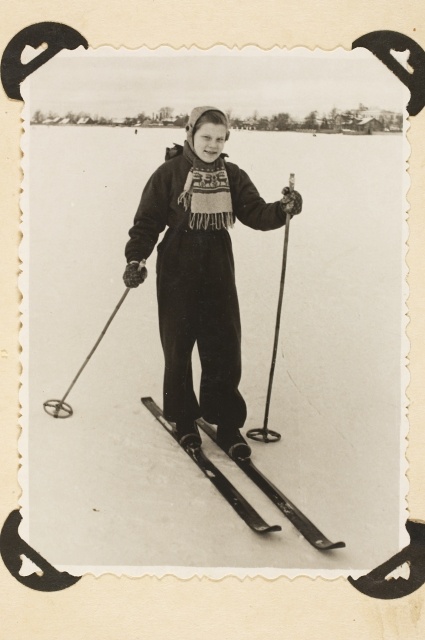 Tütarlaps Haapsalu lahel suusatamas