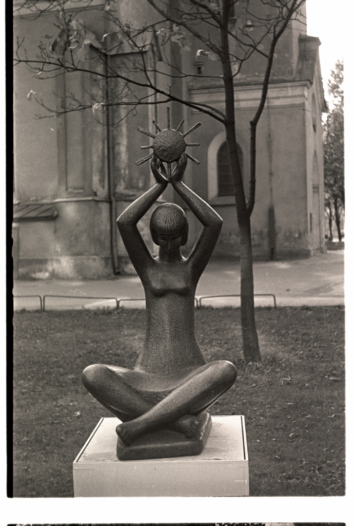 Skulptuur- tütarlaps palliga