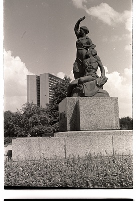 1905. a. ohvrite mälestusmärk  similar photo