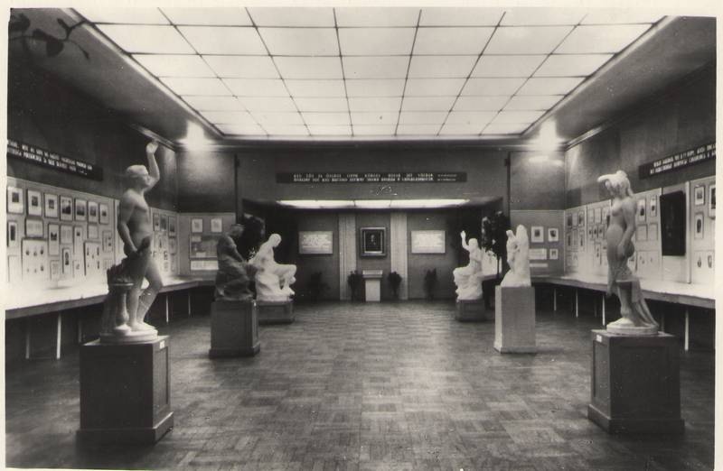 Foto. Fr. R. Kreutzwaldi 150. sünniaastapäevale pühendatud näitusest, Tallinna Kunstimuuseumis, 1953.