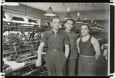 Tekstiilikäitis "Punane Koit", grupp töölisi kudumissaalis  duplicate photo