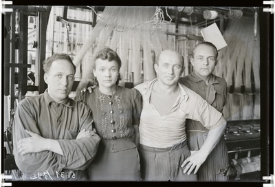 Tekstiilikäitis "Punane Koit", grupp töölisi kudumissaalis  duplicate photo
