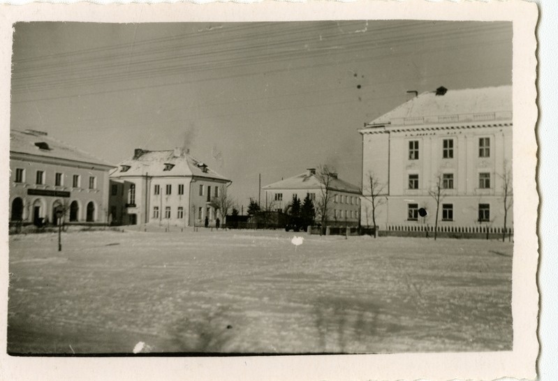 Orissaare rajoonikeskus. Vasakul kaubamaja, söökla, kooli internaat (?), paremal administratiivhoone