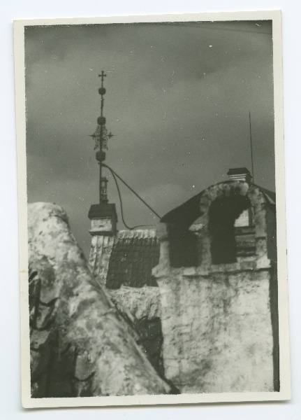 Tallinn, vana korsten ja Raekoja tuulelipp.