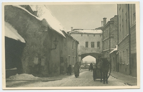 Tallinn, Suur-Rannavärav talvel, vaade Pikalt tänavalt, vasakul endised Kochi majad.
