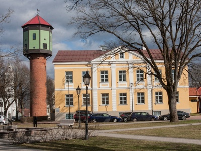 foto, Viljandi, turuplats'i ääres linnakool (1804-1885 kreiskool) enne ümberehitust 1890, (u 1885?), papil rephoto