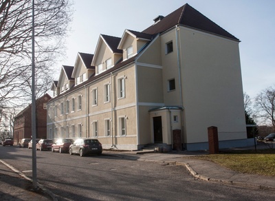 foto papil Viljandi, Väike tn 6, haigla (avati 1864), ees vahiputka u 1905 foto J.Riet rephoto