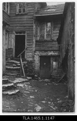 Network 25-8; entrance to m. Lehtmetsa apartment, x marked.  duplicate photo