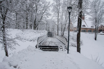 Väike tüdruk Viljandis Varese sillal rephoto