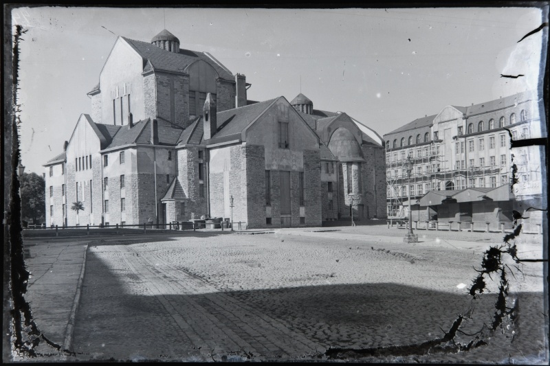 The German theatre building (Drama Theatre) Besides the new market, on the right orders, the business house of the Tallinn Interconnected Credit Society (Saarinen House, Pärnu mnt 10).
