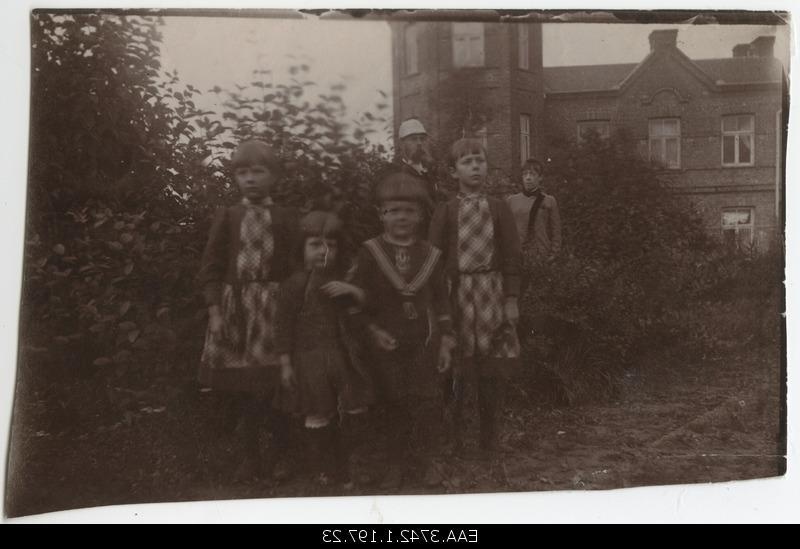 Family Raehlmann with four children in front of Uniküla Manor