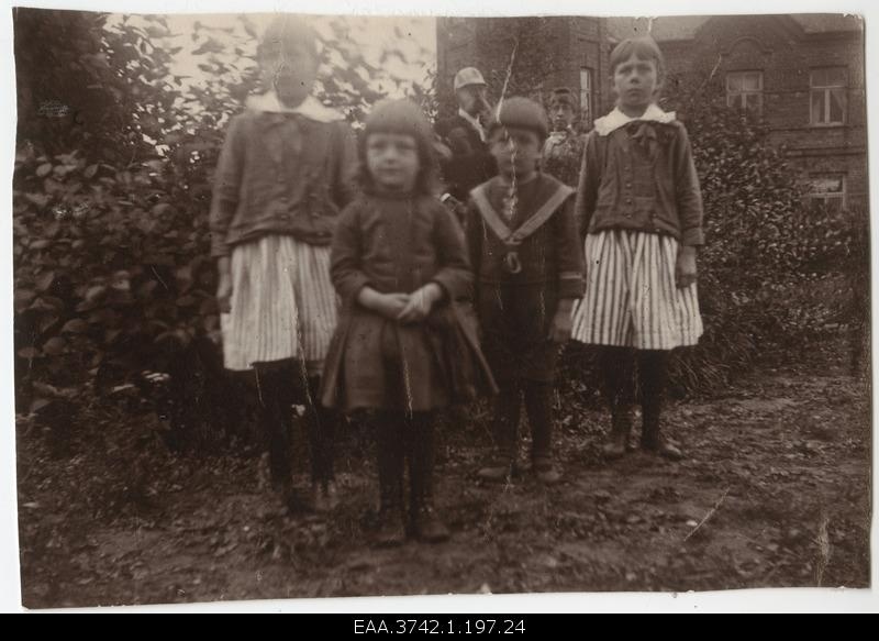 Professor Raehlmann, wife Selma, their children in front of Selma, Grete, Walter and Else Uniküla Manor