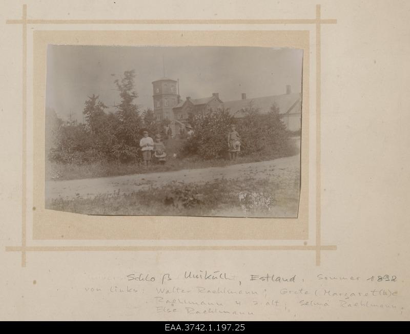 Family of Raehlmann's children in front of Uniküla Manor