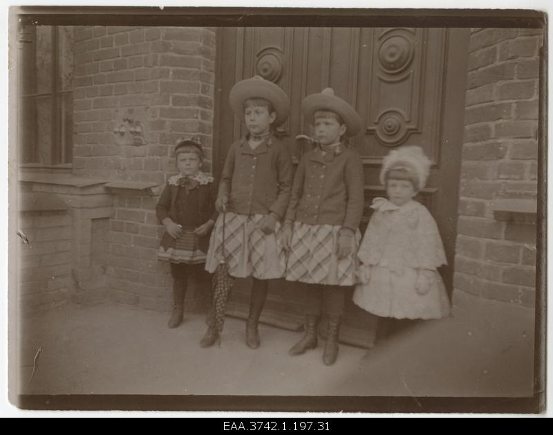 Children of Raehlmanns in front of the door of the Tartu eye clinic