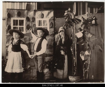 Players Grete Raehlmann, Walter Raehlmann, Else Raehlmann in the scene of the children's exhibition "Hansuke and Greteke" at the witch-jacket  duplicate photo
