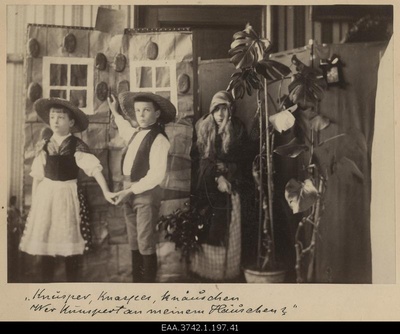 Players Grete Raehlmann, Walter Raehlmann, Else Raehlmann in the scene of the children's exhibition "Hansuke and Greteke" at the witch-jacket  similar photo