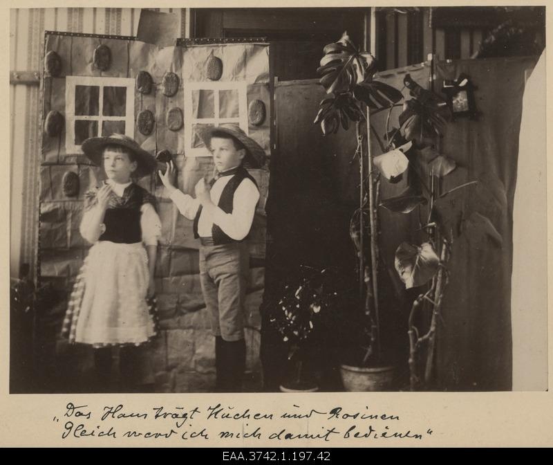 A scene from the "Hansuke and Greteke" family in the performance of Raehlmann's children