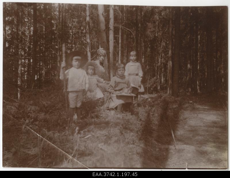 Selma Raehlmann with children in the park at a rest