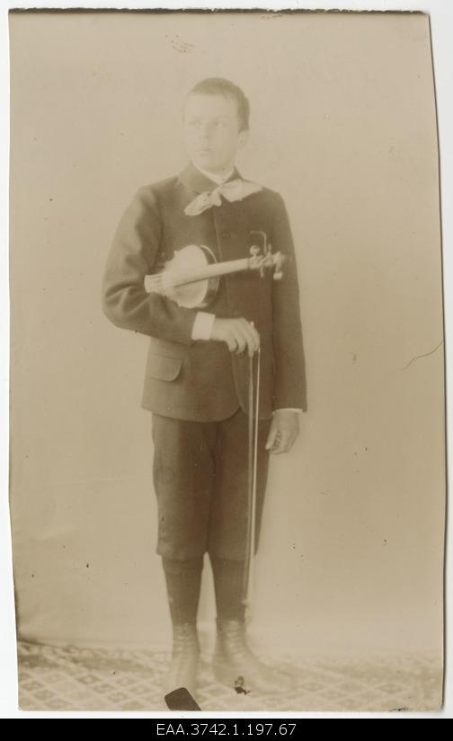 Walter Raehlmann's full-length portrait with a violin
