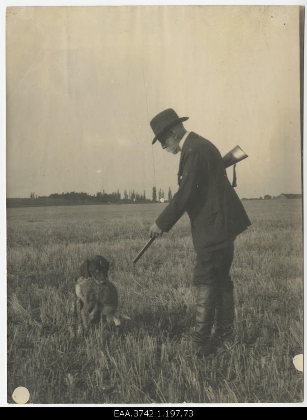 Eduard Raehlmann with a German short-haired bird dog hunting