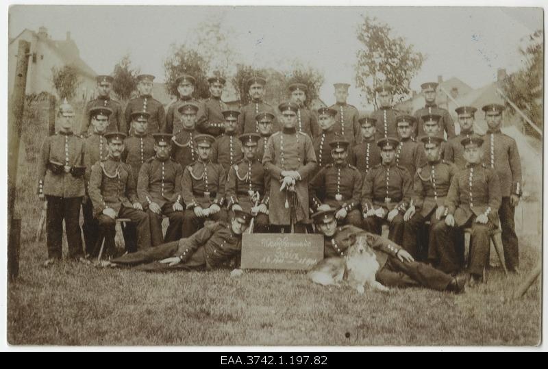 Group photograph of military personnel (in the middle of Lieutenant Raehlmann). Front plate with letter: Wachkommando Greiz 1.6.1911-1.8.1912