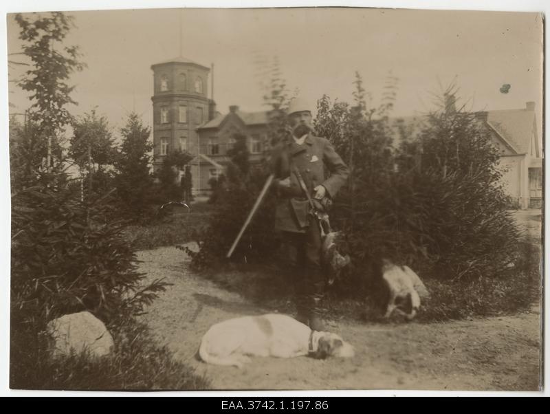 Jahivarustuses Eduard Raehlmann Uniküla mõisa ees väikeste kuuskede juures